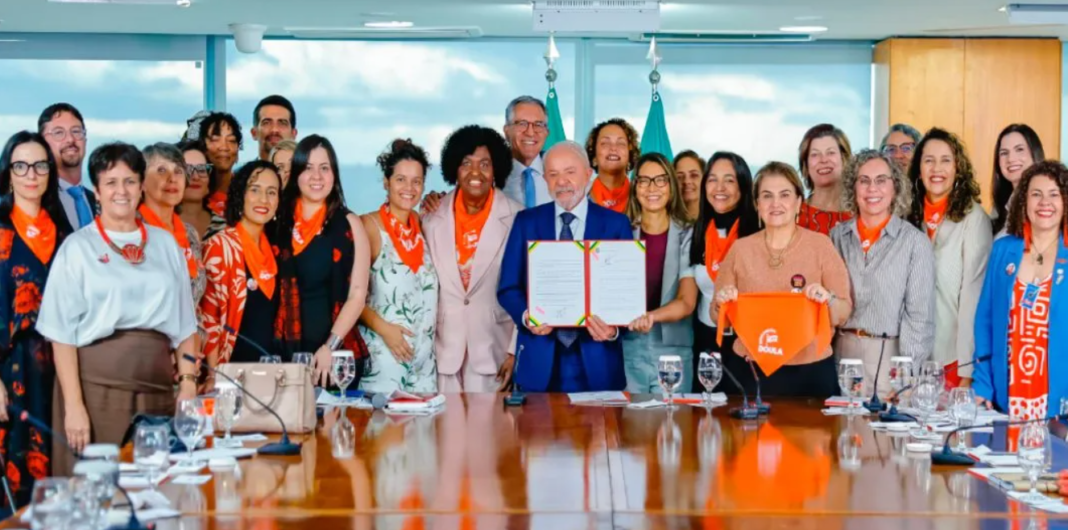 O presidente Luiz Inácio Lula da Silva sancionou a lei que regulamenta a atuação de doulas no Brasil, estabelecendo regras claras para o exercício da profissão e ampliando o suporte às gestantes durante a gravidez, o parto e o pós-parto (Foto: X)