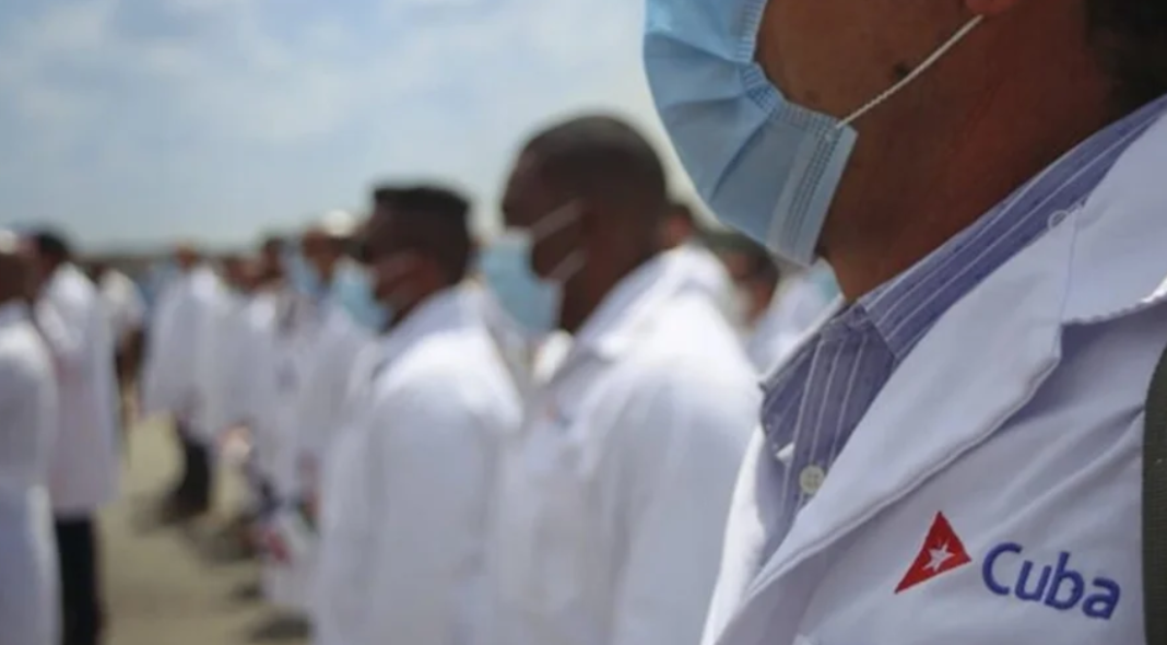 O governo de Cuba acusou os Estados Unidos de pressionar países da América Latina e do Caribe a encerrarem acordos de cooperação médica com a ilha, em uma tentativa de “sufocar” sua economia (Foto: X)
