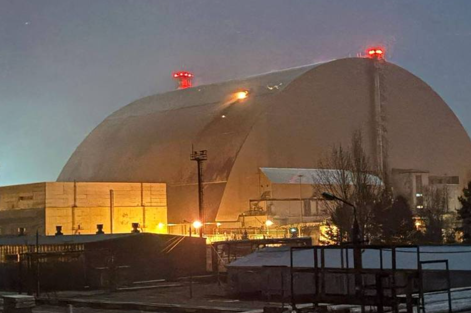 O alvo foi o chamado New Safe Confinement, uma gigantesca estrutura metálica construída para isolar o reator 4 — epicentro do desastre nuclear de 1986 (Foto: X)