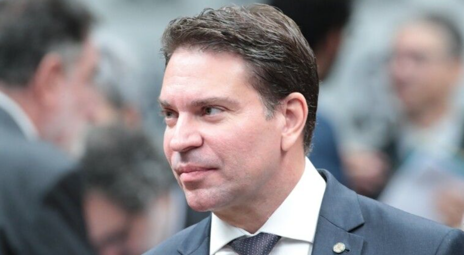 A detenção ocorreu em Orlando, e, embora tenha como base uma infração migratória, o caso ganhou outro peso devido à condenação do ex-parlamentar a mais de 16 anos de prisão no Brasil por tentativa de golpe de Estado, além de sua condição de foragido (Foto: X)