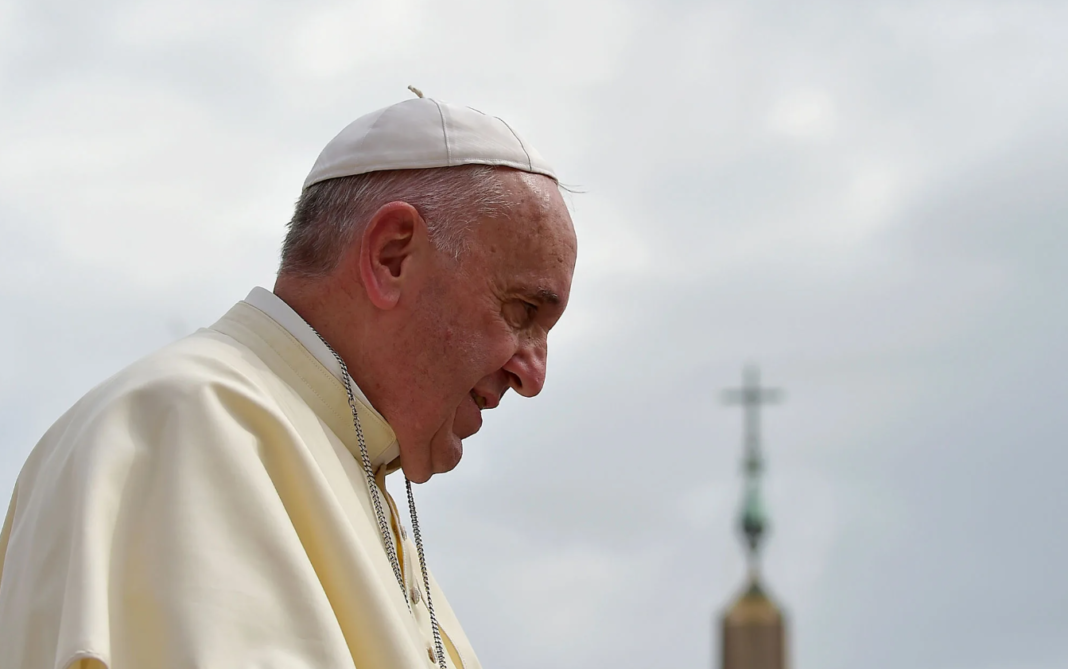 Francisco morreu em 21 de abril de 2025, aos 88 anos, no Vaticano, após complicações de saúde que incluíam problemas respiratórios e um acidente vascular cerebral (Foto: X)