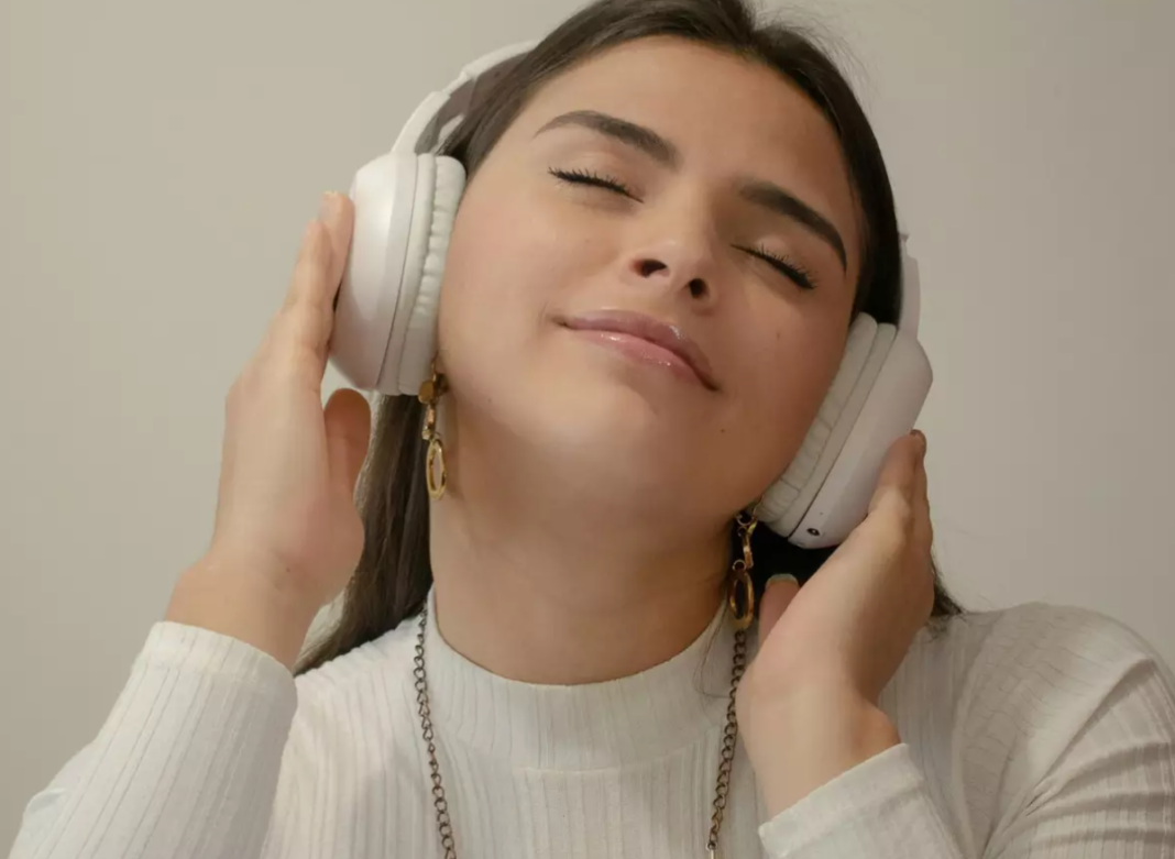 Fechar os olhos para tentar “ouvir melhor” é um hábito comum — mas a ciência indica que essa estratégia pode não funcionar como muita gente imagina (Foto: X)