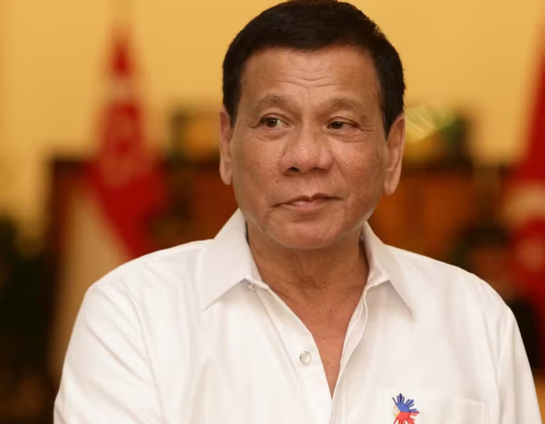O ex-presidente das Filipinas Rodrigo Duterte será levado a julgamento pelo Tribunal Penal Internacional (TPI), após a corte concluir que há elementos suficientes para sustentar acusações de crimes contra a humanidade relacionadas à sua política de combate às drogas (Foto: X)