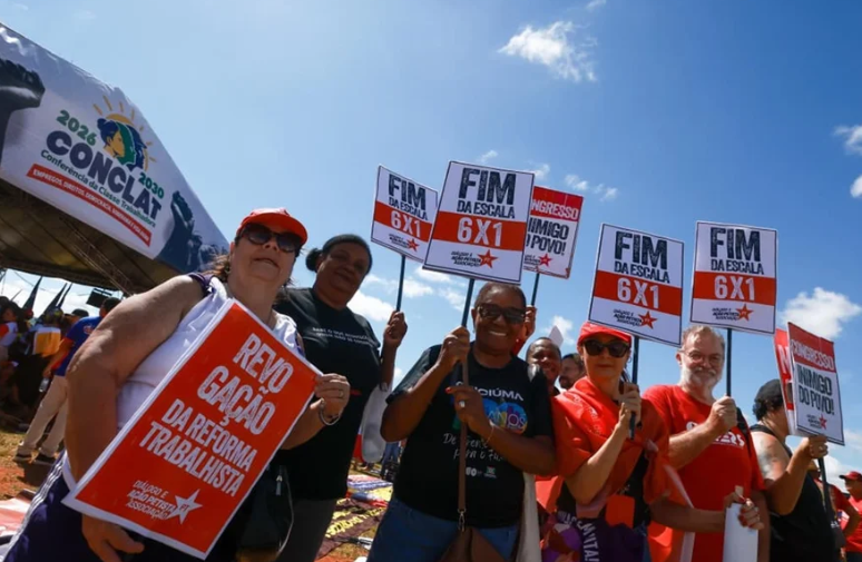 A proposta que prevê o fim da escala 6×1 — modelo em que o trabalhador descansa apenas um dia a cada seis de trabalho — ganhou novo rumo no Congresso Nacional (Foto: X)