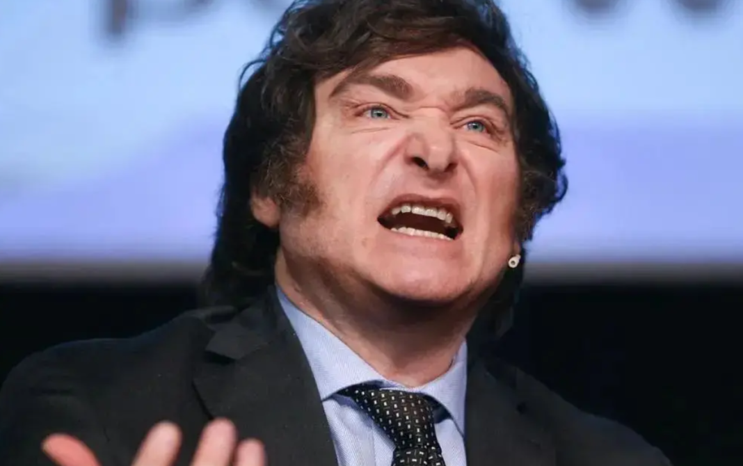 O presidente da Argentina, Javier Milei, determinou a suspensão do acesso de jornalistas à Casa Rosada, sede do governo em Buenos Aires, após alegações de “espionagem ilegal” envolvendo a divulgação de imagens internas do prédio (Foto: X)