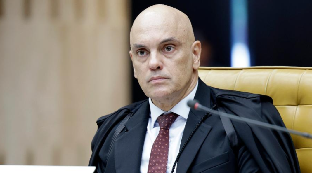 O ministro Alexandre de Moraes, do Supremo Tribunal Federal, determinou a transferência para prisão domiciliar de ao menos 17 condenados pelos atos de 8 de janeiro que têm mais de 60 anos de idade (Foto: X)