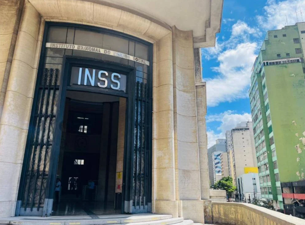 O Instituto Nacional do Seguro Social adotou uma nova medida para tentar conter o crescimento da fila de benefícios no país (Foto: X)