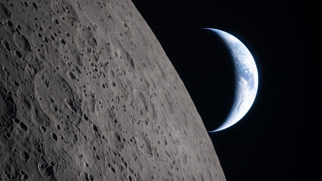 Um estudo publicado na revista Nature Astronomy traz uma nova explicação para a presença de água na Lua — e pode mudar a forma como futuras missões espaciais serão planejadas (Foto: X)