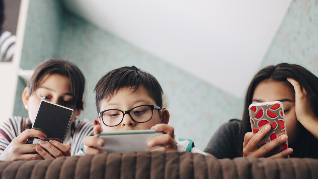 A Comissão Europeia anunciou o desenvolvimento de um aplicativo voltado à verificação de idade em plataformas online, com o objetivo de dificultar o acesso de crianças e adolescentes às redes sociais (Foto: X)
