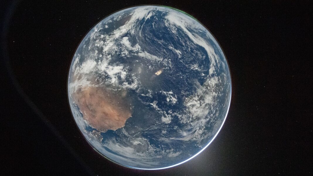A NASA divulgou imagens inéditas da Terra feitas pela tripulação da missão Artemis II, que segue em direção à Lua (Foto: X)