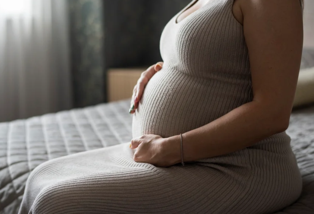 Segundo os dados, essa substância pode ter contribuído para aproximadamente 1,97 milhão de nascimentos antes das 37 semanas de gestação — o equivalente a 8,7% dos casos globais naquele ano (Foto: X)