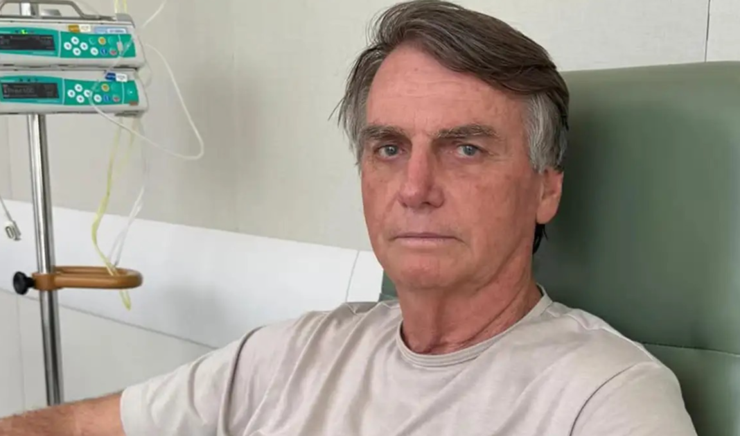 O ex-presidente Jair Bolsonaro recebeu alta hospitalar nesta segunda-feira (4), após passar por uma cirurgia no ombro realizada na última sexta-feira (1º), em Brasília (Foto: X)