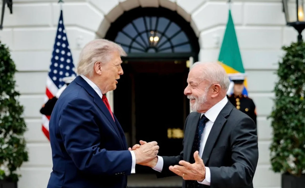 Ao comentar a reunião com jornalistas, Trump classificou Lula como “um bom homem” e “inteligente”, destacando o tom positivo das conversas entre os dois governos. (Foto: X)