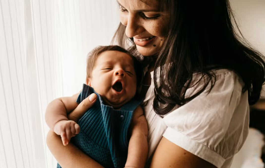 Um estudo publicado na revista científica Current Biology revelou indícios de que bebês podem começar a reproduzir comportamentos das mães ainda dentro do útero (Foto: X)