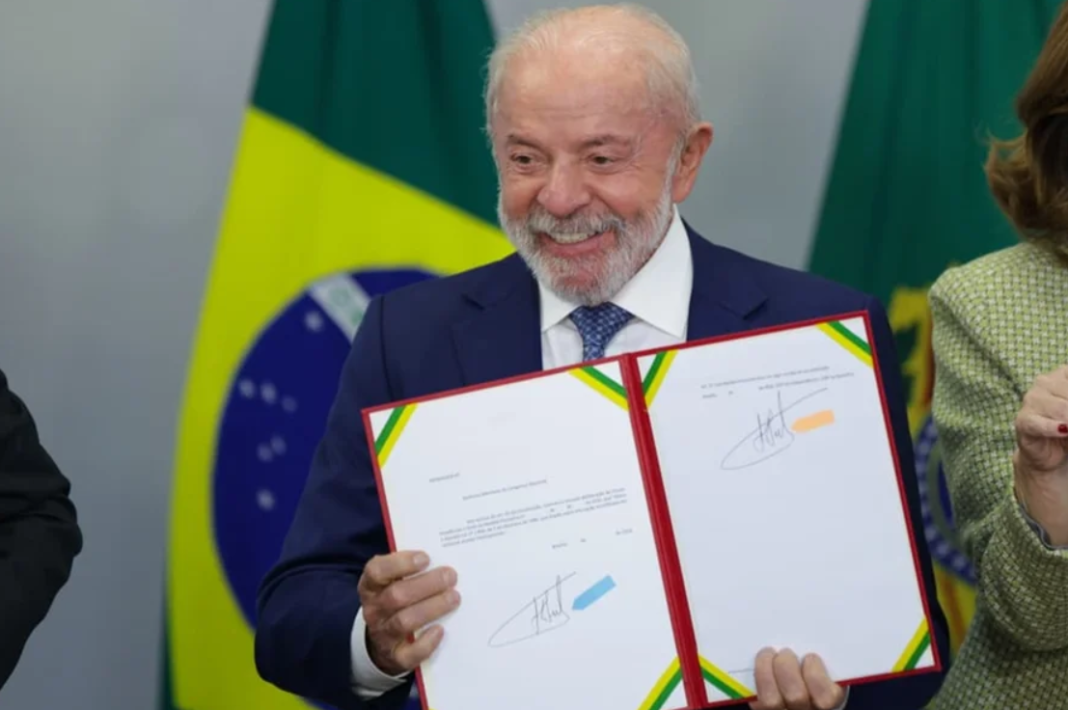 A decisão do governo federal de encerrar a cobrança de imposto sobre compras internacionais de até US$ 50 foi recebida com entusiasmo por integrantes do Partido dos Trabalhadores, que já discutem formas de transformar a medida em peça central da estratégia de comunicação do partido nos próximos meses (Foto: X)