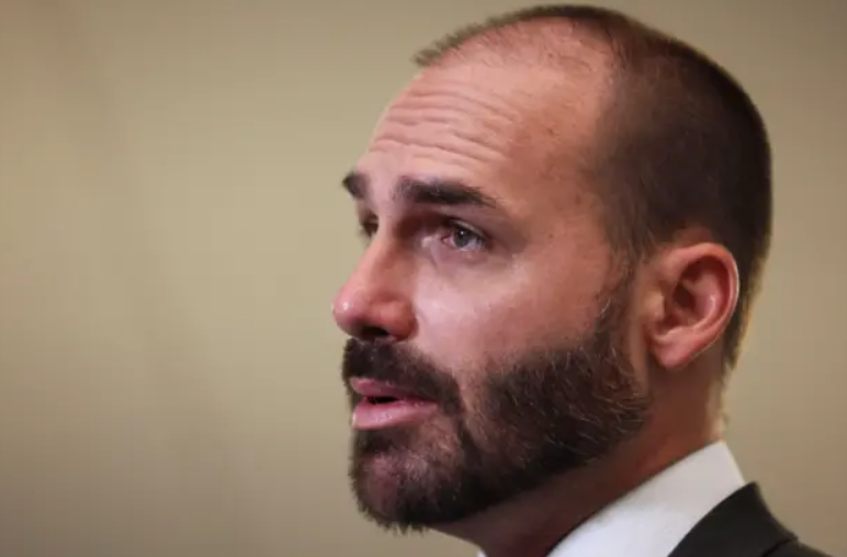 Em nova manifestação pública, Eduardo confirmou que aplicou R$ 350 mil na produção e reconheceu que atua como produtor-executivo do longa (Foto: X)