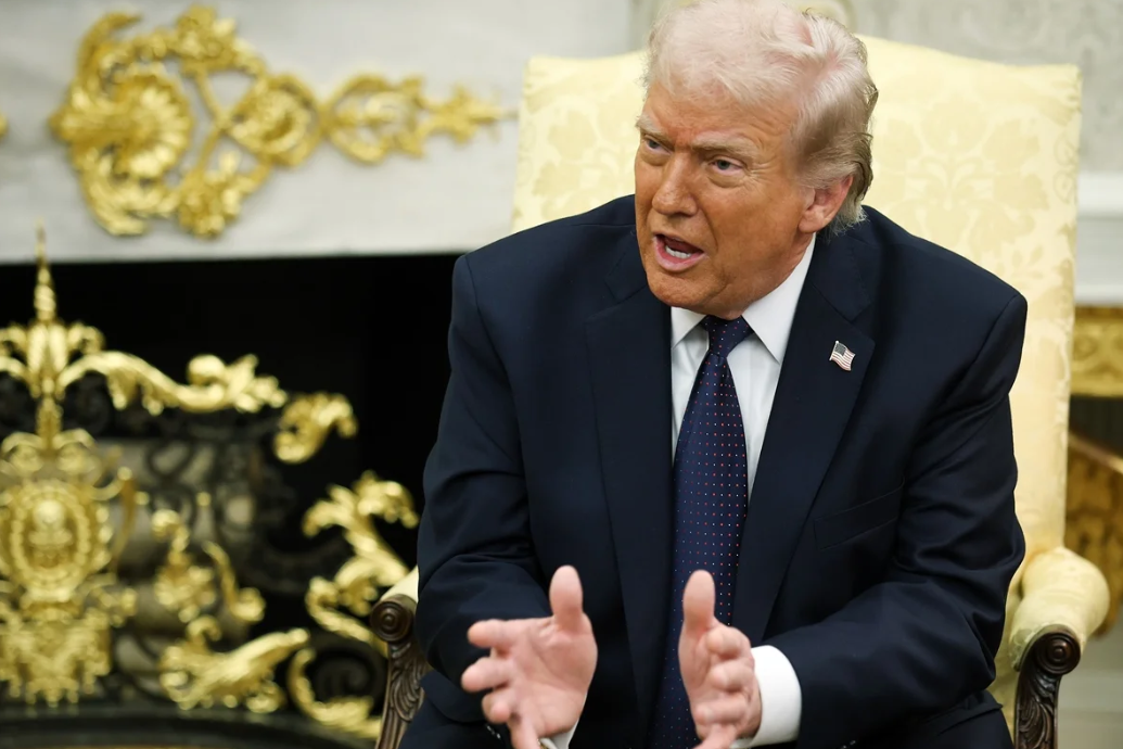 O presidente dos Estados Unidos, Donald Trump, se pronunciou nesta segunda-feira (18) sobre o ataque a tiros ocorrido em uma mesquita na cidade de San Diego, que deixou cinco mortos (Foto: X)