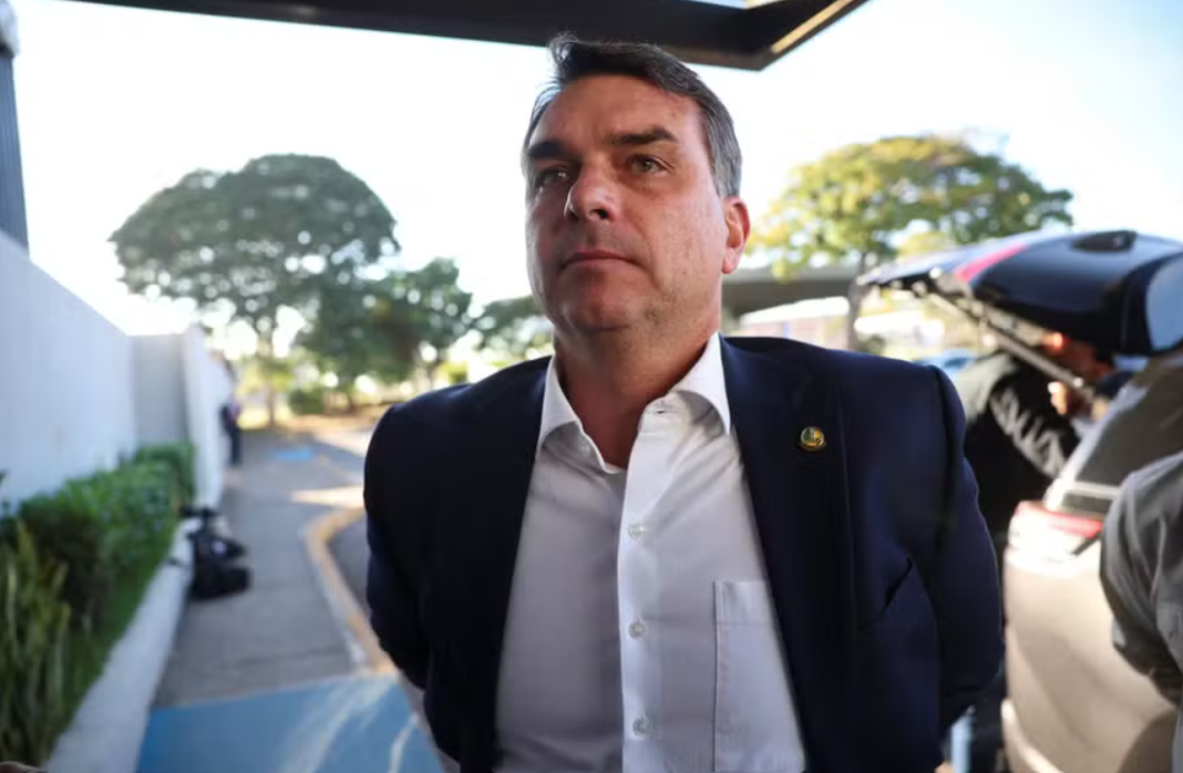 A empresa de pesquisas AtlasIntel divulgou um documento técnico para responder às críticas feitas pelo Partido Liberal sobre levantamento que avaliou o impacto político das conversas vazadas entre o senador Flávio Bolsonaro e o banqueiro Daniel Vorcaro (Foto: X)
