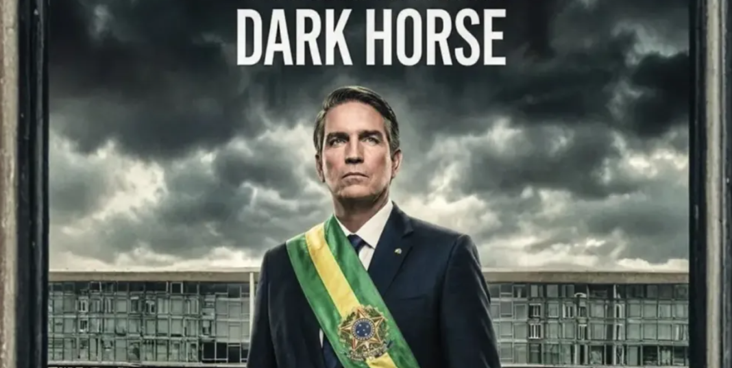 O senador Flávio Bolsonaro divulgou nesta segunda-feira (19) o trailer oficial de “Dark Horse”, filme biográfico sobre o ex-presidente Jair Bolsonaro (Foto: X)
