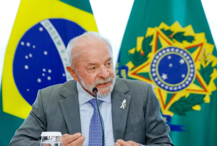 O presidente Luiz Inácio Lula da Silva (PT) assinou nesta quarta-feira (20) dois decretos que estabelecem novas regras para a atuação de plataformas digitais no Brasil, incluindo redes sociais e outras chamadas big techs (Foto: X)