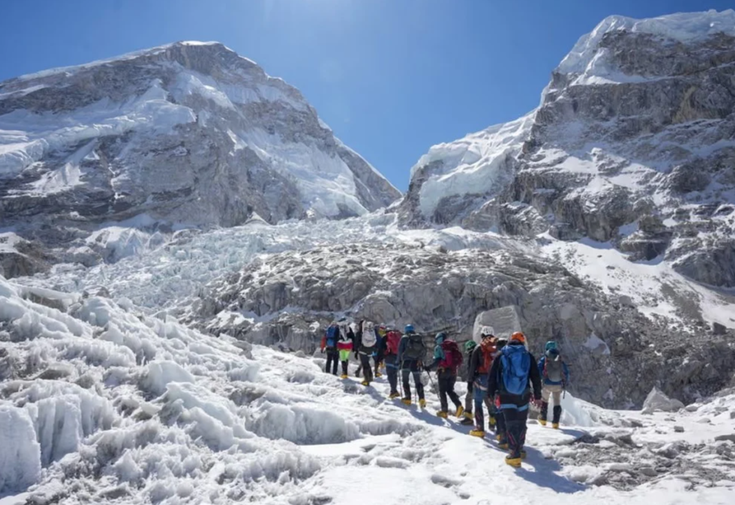 O Monte Everest registrou um novo recorde de escaladas em um único dia pelo lado do Nepal (Foto: X)