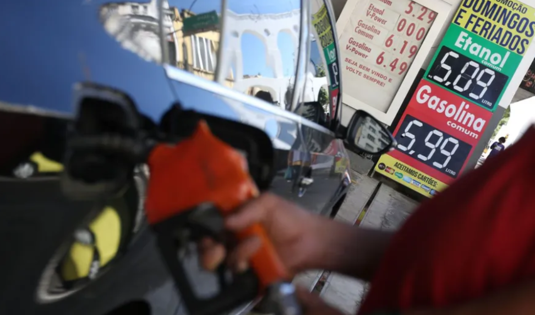 A Câmara dos Deputados aprovou nesta quarta-feira (20) o Projeto de Lei 1.625/2026, que transforma em crime o aumento sem justa causa dos preços de bens considerados de utilidade pública, como combustíveis, quando houver intenção de obter lucro arbitrário (Foto: X)