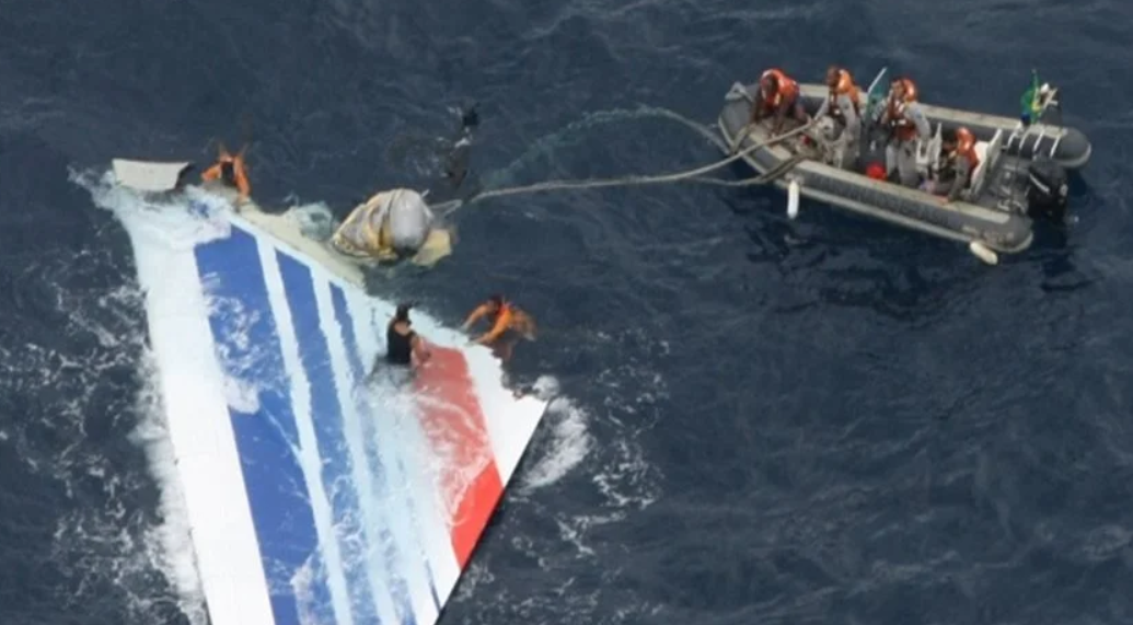 O Tribunal de Apelação de Paris condenou nesta quinta-feira (21) as empresas Air France e Airbus por homicídio culposo pela queda do voo AF447, que fazia a rota entre Rio de Janeiro e Paris em 2009 (Foto: X)