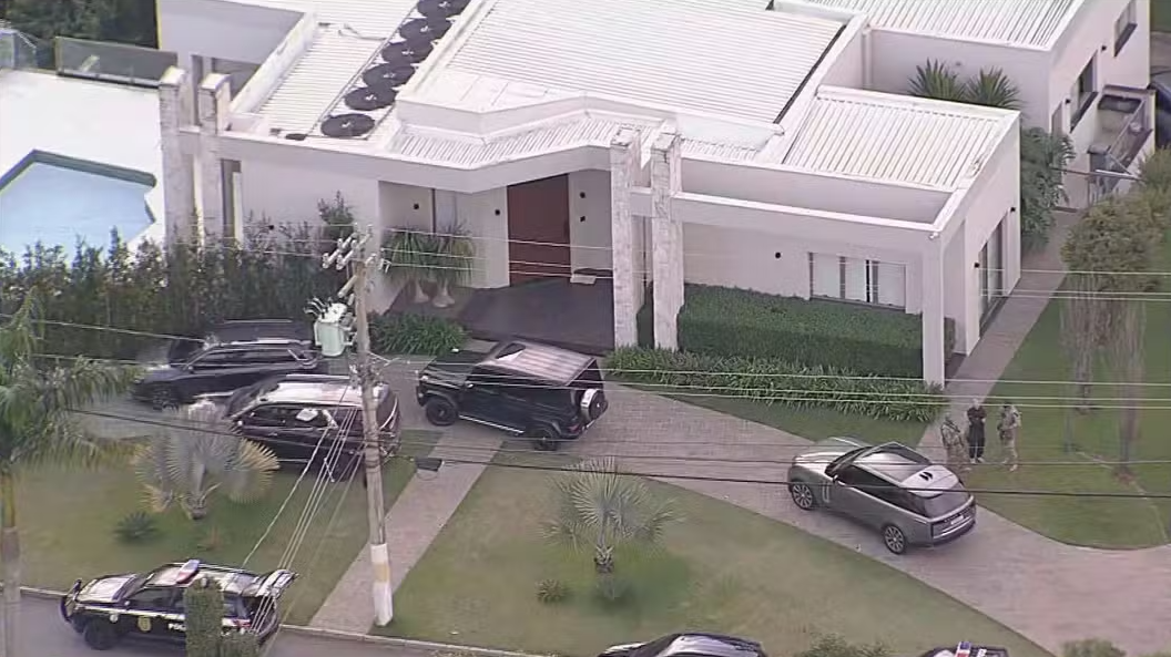 Três pessoas morreram após serem expostas a uma substância ainda não identificada dentro de uma residência na cidade de Mountainair, no estado do Novo México, nesta quarta-feira (20) (Foto: X)