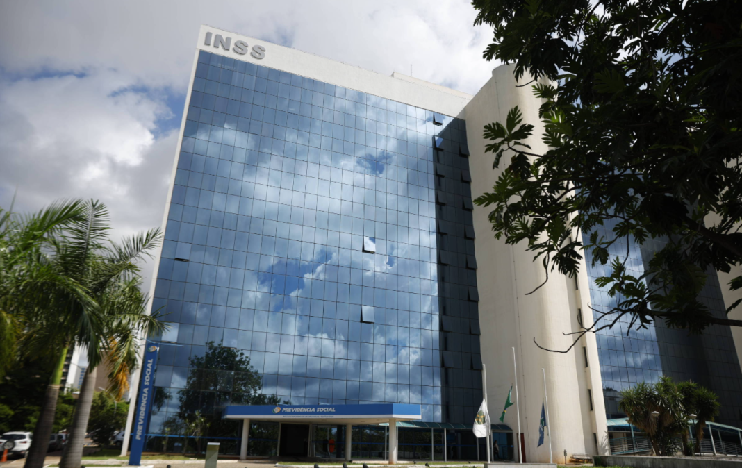 O Instituto Nacional do Seguro Social confirmou nesta quinta-feira (21) o vazamento de dados de segurados após uma falha de segurança nos sistemas da Dataprev, responsável pelo processamento de informações previdenciárias de milhões de brasileiros (Foto: X)