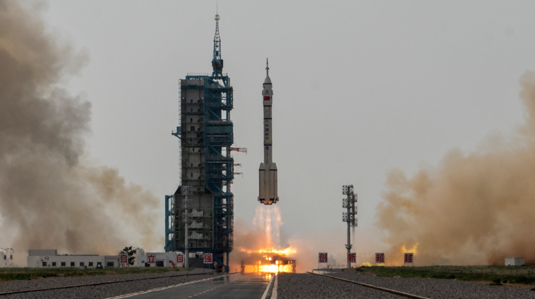 O lançamento ocorreu no deserto de Gobi, durante o 40º voo do programa espacial tripulado da China (Foto: X)