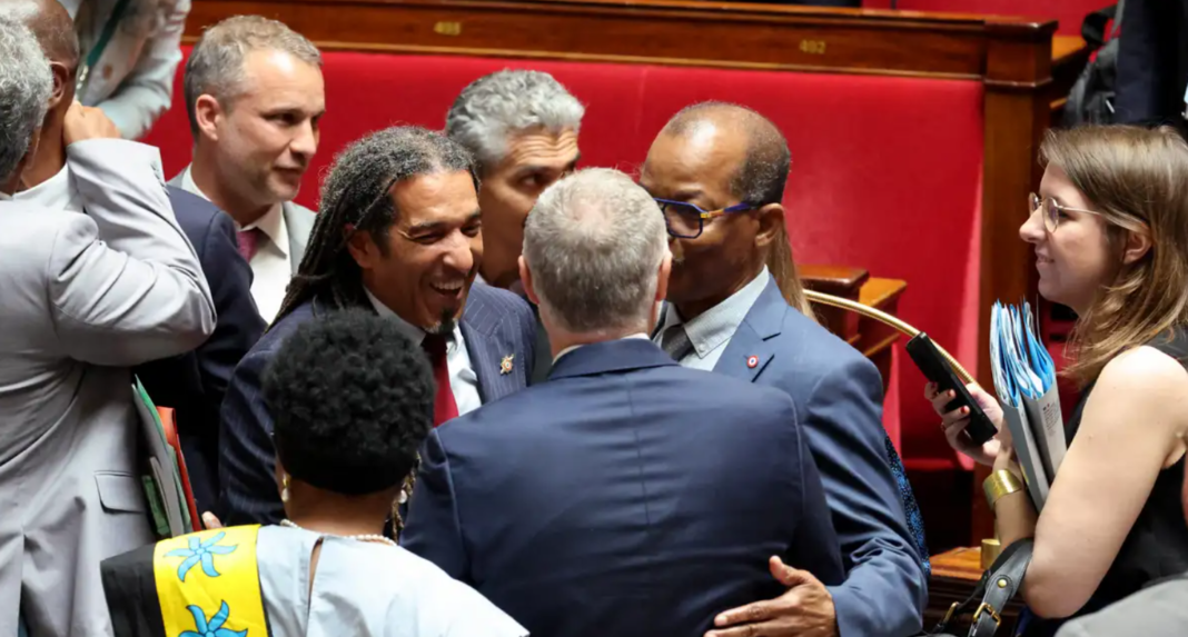 A França deu um passo simbólico na revisão de seu passado colonial ao revogar oficialmente o Código Negro, legislação criada no século XVII que regulamentava a escravidão nas colônias francesas (Foto: X)