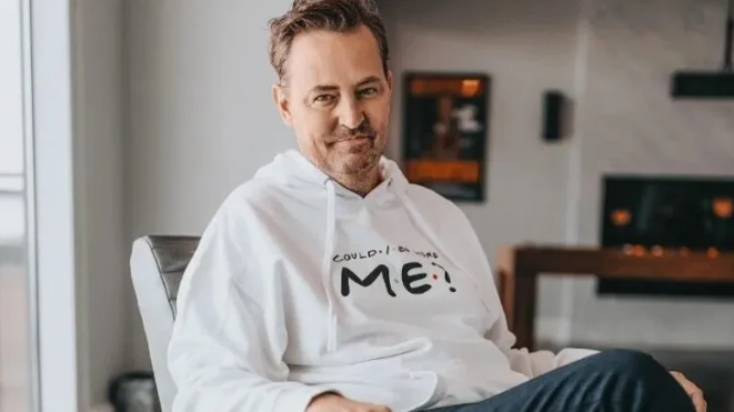 Kenneth Iwamasa, ex-assistente pessoal de Matthew Perry, foi condenado a três anos e cinco meses de prisão por seu envolvimento na morte do artista, ocorrida em outubro de 2023 (Foto: X)