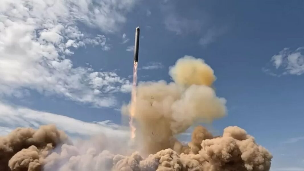 O sistema é apontado pelo governo de Vladimir Putin como um dos pilares da modernização nuclear russa e foi descrito pelo Kremlin como “o míssil mais poderoso do mundo” (Foto: X)
