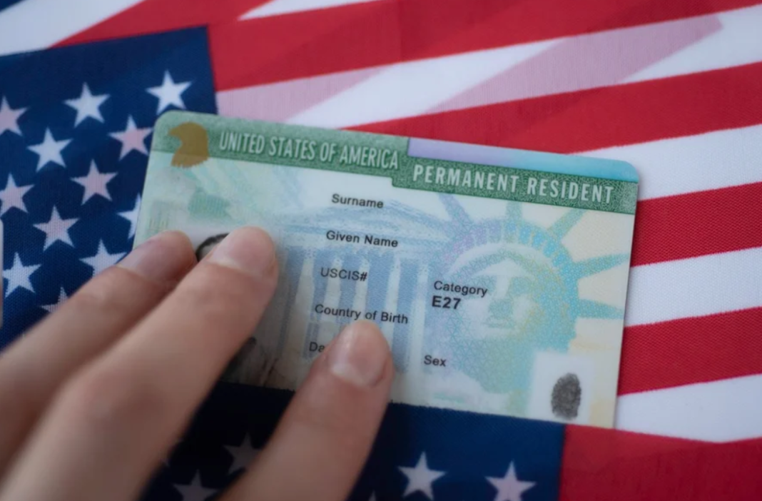 O governo do presidente Donald Trump recuou parcialmente de uma proposta que poderia afetar milhares de imigrantes em processo de obtenção do green card (Foto: X)