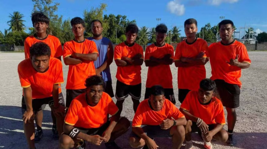 Enquanto luta contra o avanço das águas do Oceano Pacífico, a pequena nação insular de Kiribati transformou o futebol em símbolo de resistência (Foto: X)