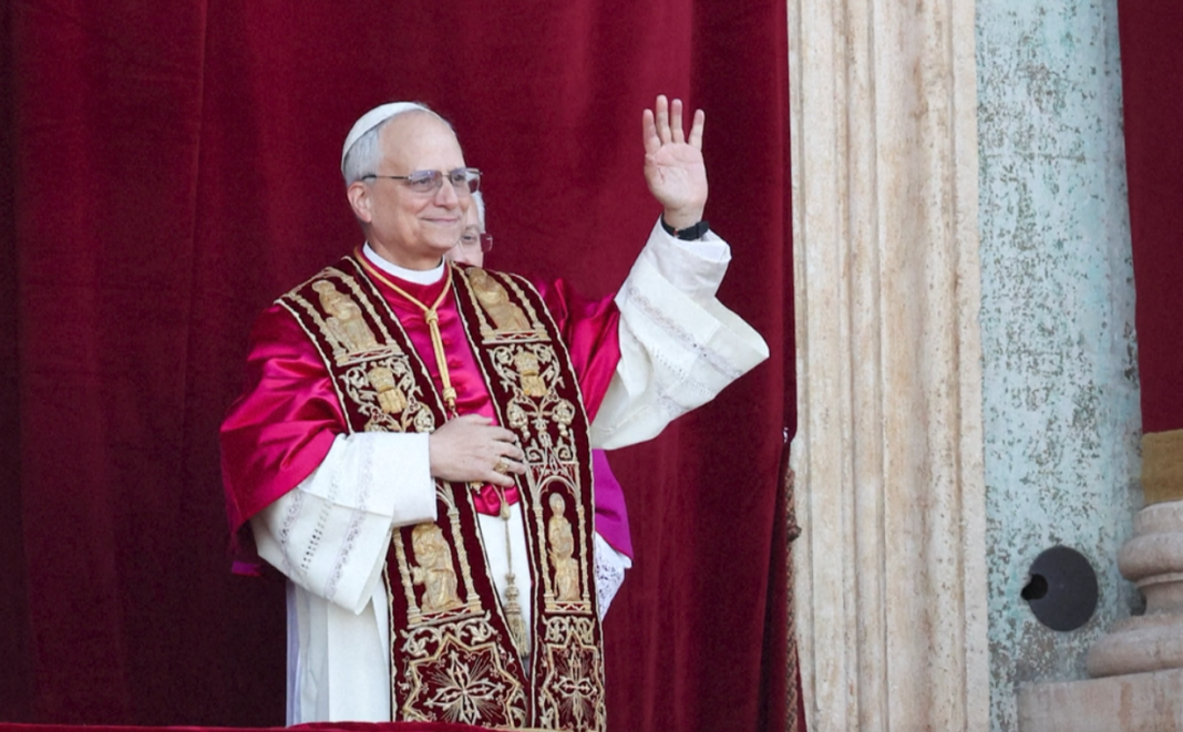 O papa Leão XIV protagonizou um momento histórico nesta segunda-feira ao discursar diante do Parlamento da Espanha, em Madri (Foto: X)