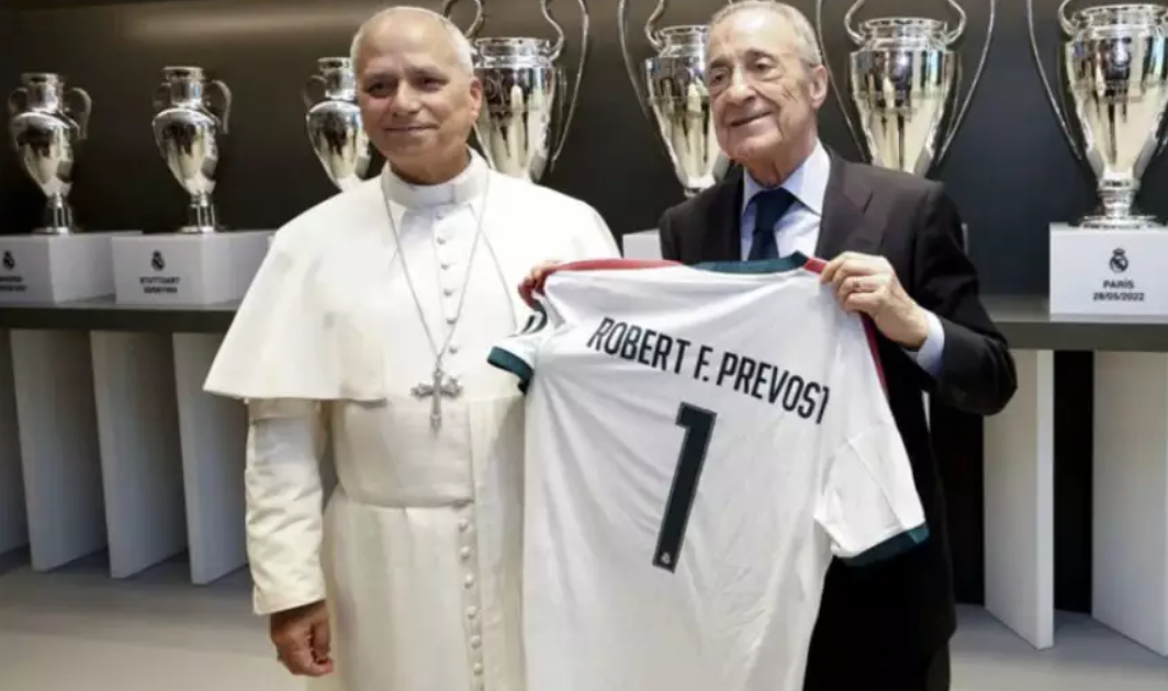 O Real Madrid não perdeu tempo. Três dias após a visita do papa Leão XIV ao Santiago Bernabéu, em 8 de junho, a diretoria do clube se reuniu nesta quinta-feira (11), sob a presidência de Florentino Pérez, e decidiu conceder ao pontífice o título de sócio honorário — a mais alta distinção que a instituição pode oferecer (Foto: X)