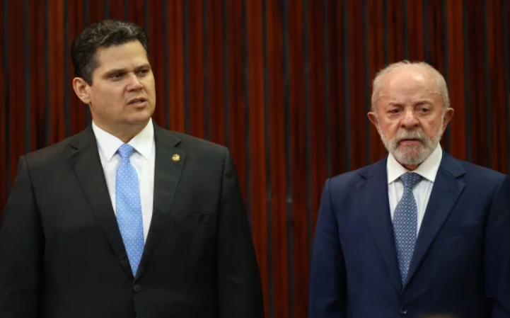 Depois de ver três propostas de forte impacto fiscal avançarem na Casa Alta na última quarta-feira (10), a equipe econômica do governo Lula sinalizou que pode recorrer ao Supremo Tribunal Federal para barrar as chamadas "pautas-bomba" — ainda durante a tramitação, antes mesmo de qualquer aprovação definitiva (Foto: X)
