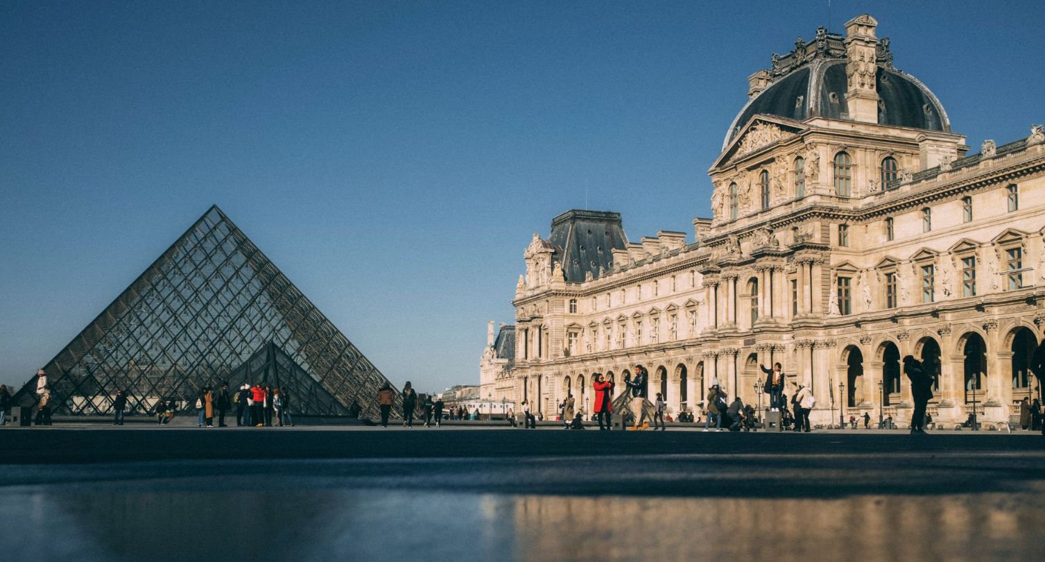 O crime chocou a França, derrubou a diretora do museu e permanece sem desfecho até hoje. Agora, vai ganhar duas versões para as telas (Foto: X)