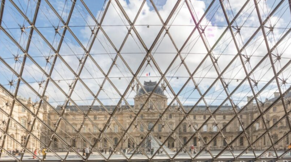 O cineasta francês Romain Gavras assinou o projeto de longa-metragem baseado no livro de investigação "Main basse sur le Louvre" — algo como "O golpe do Louvre", em tradução livre —, cujos direitos foram adquiridos pela produtora Iconoclast. Paralelamente, uma produtora britânica ainda não identificada trabalha numa série documental baseada na mesma obra (Foto: X)