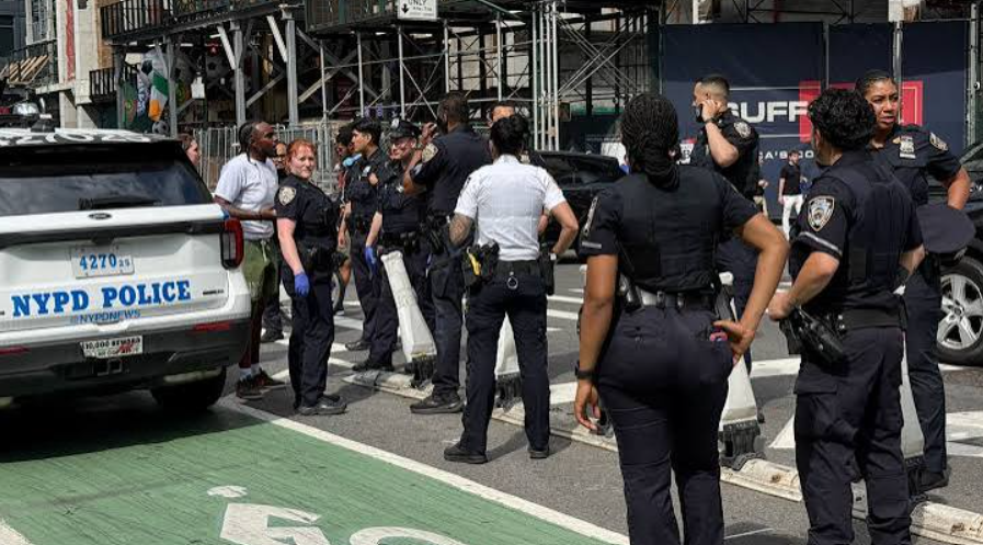 Momentos de tensão foram registrados na tarde desta quinta-feira (18) na região da Times Square, um dos pontos turísticos mais movimentados de Nova York (Foto: X)