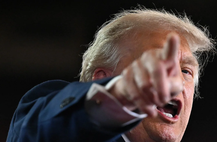 O presidente dos Estados Unidos, Donald Trump, voltou a afirmar que o governo norte-americano não pretende destinar US$ 300 bilhões para a reconstrução do Irã após o recente conflito entre os dois países (Foto: X)