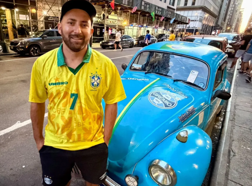 A paixão pelo futebol levou um torcedor brasileiro a embarcar em uma jornada pouco convencional rumo à Copa do Mundo de 2026 (Foto: X)