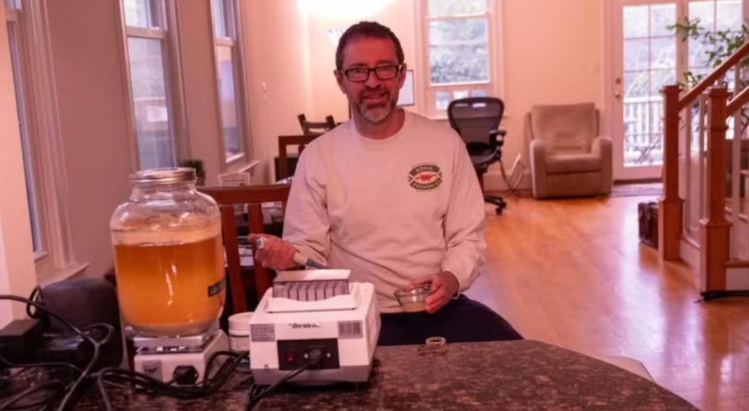 Segundo o pesquisador, o imunizante experimental foi consumido por ele e alguns familiares durante um teste informal realizado fora dos protocolos tradicionais de pesquisa (Foto: X)