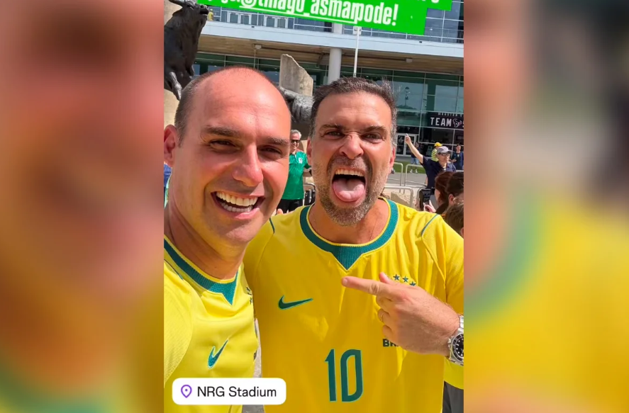 O ex-deputado federal Eduardo Bolsonaro acompanhou, nesta segunda-feira (29), a partida entre Brasil e Japão pela Copa do Mundo de 2026, disputada no NRG Stadium, nos Estados Unidos (Foto: X)
