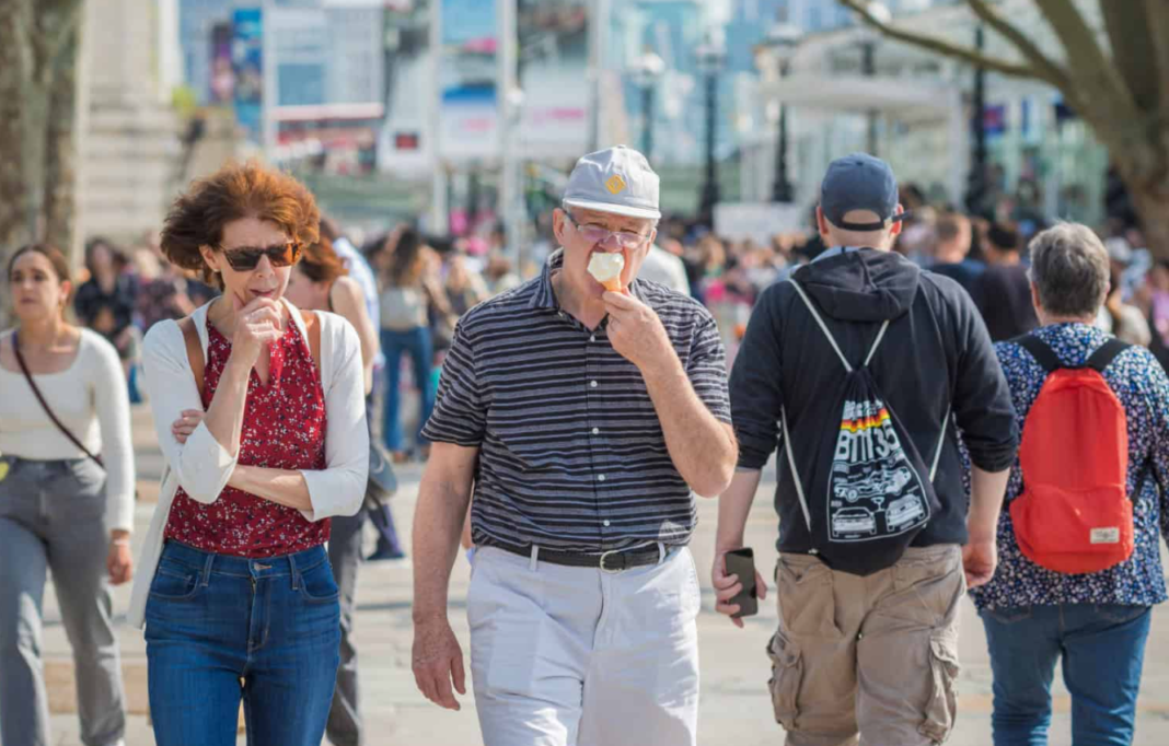 Uma pulseira inteligente está sendo utilizada em Roma, na Itália, para acompanhar idosos durante a intensa onda de calor que atinge a Europa (Foto: X)