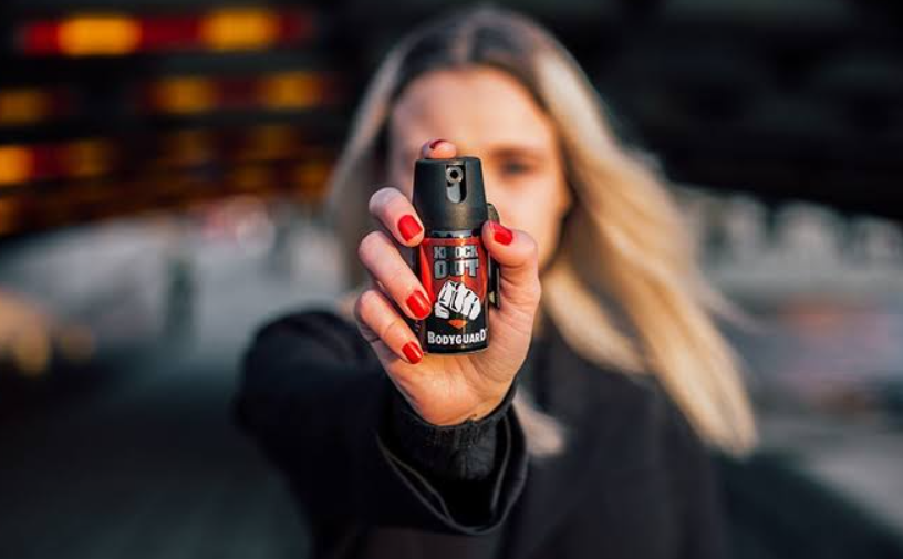 O Senado aprovou, em regime de urgência, um projeto de lei que autoriza a venda de spray de pimenta para mulheres com finalidade de defesa pessoal (Foto: X)