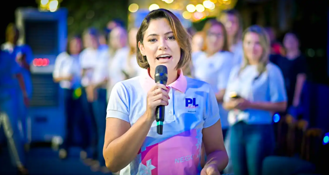 A ex-primeira-dama Michelle Bolsonaro anunciou que deixará a presidência do PL Mulher para se dedicar integralmente ao marido, o ex-presidente Jair Bolsonaro, e à filha (Foto: X)