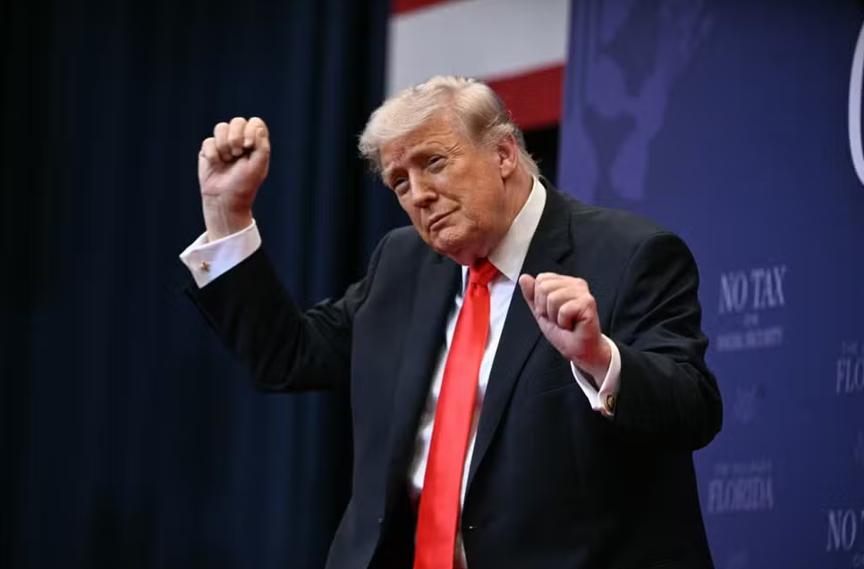 O presidente dos Estados Unidos, Donald Trump, declarou ter obtido mais de US$ 1,4 bilhão (cerca de R$ 7,2 bilhões) em rendimentos provenientes de negócios ligados ao mercado de criptomoedas no último ano, segundo sua mais recente declaração financeira apresentada ao Escritório de Ética Governamental norte-americano (Foto: X)