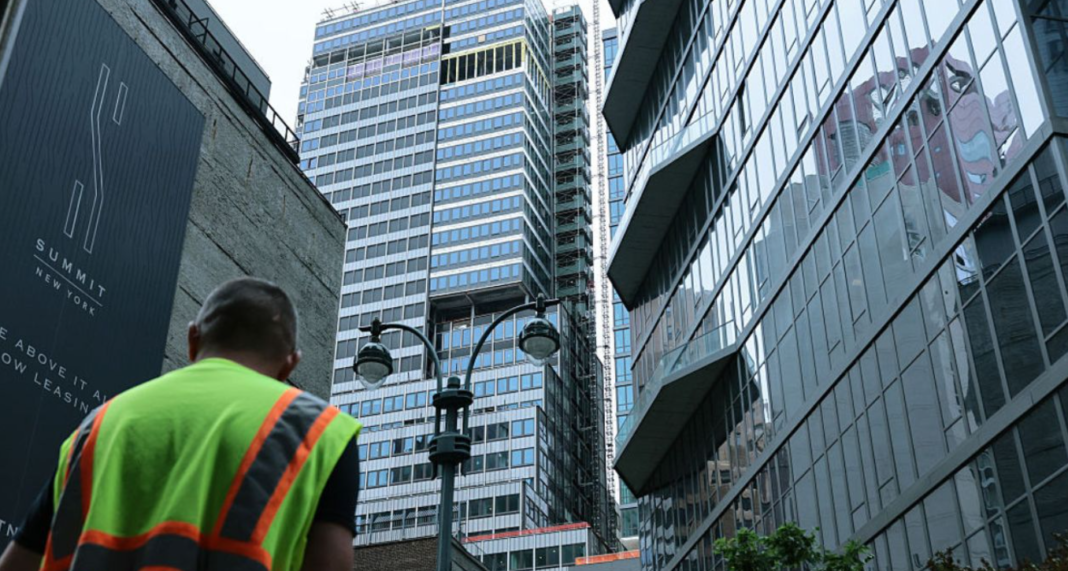 Um edifício de 37 andares localizado na região de Midtown Manhattan, em Nova York, foi evacuado na manhã desta terça-feira (7) após engenheiros detectarem problemas estruturais durante uma obra de reforma (Foto: X)